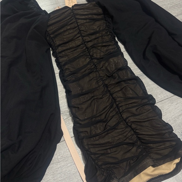 Elegant Black Dress with Puff Sleeves - Picture 4 of 7